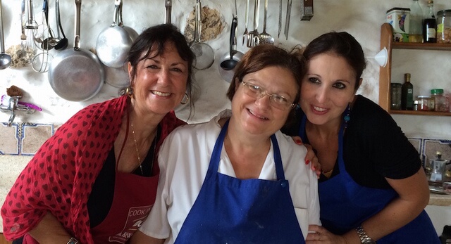 Victoria, Mamma Giulia & Ylenia in the cucina